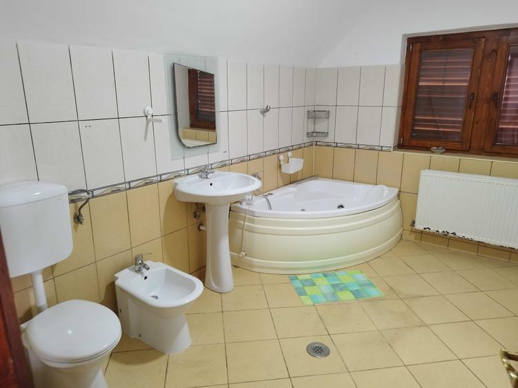 Casă cu 4 camere în Central