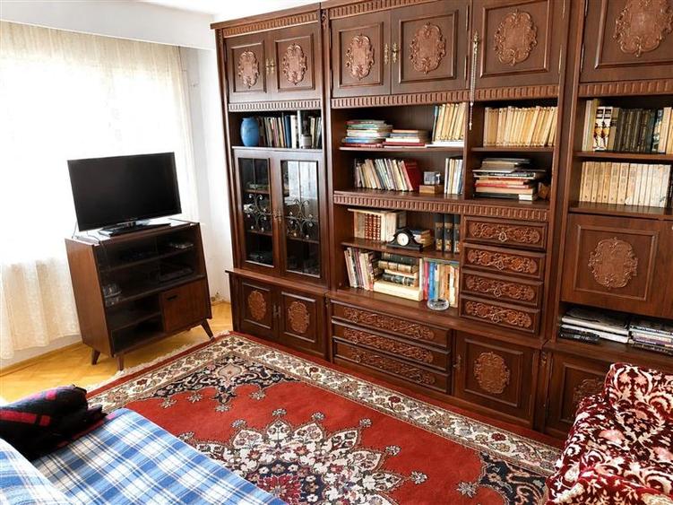 Apartament cu 4 camere decomandat, mobilat în Republicii