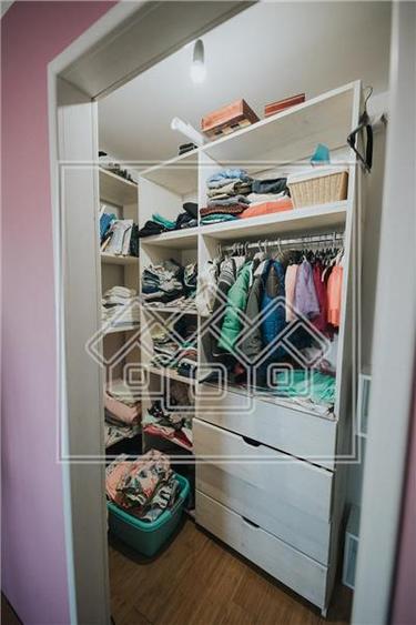 Casă individuală cu 7 camere cu Canalizare în Central