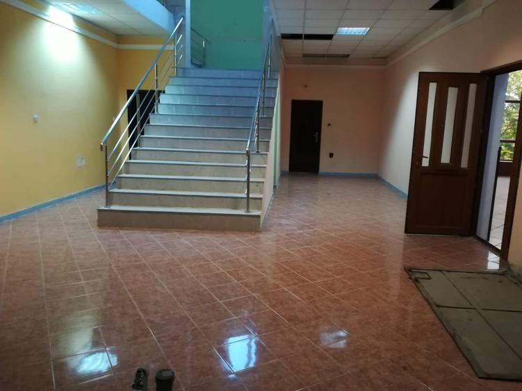 Spațiu comercial, de 1,500 mp, în Titan