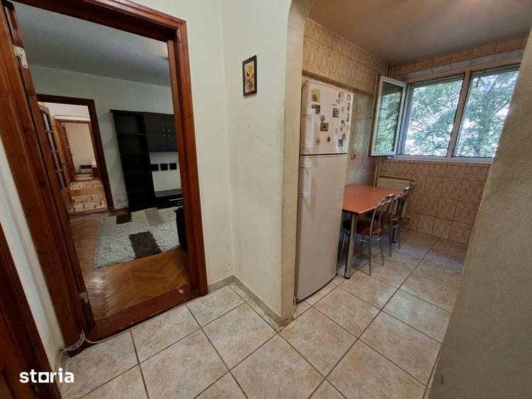 Apartament cu 3 camere semidecomandat, mobilat în Titan