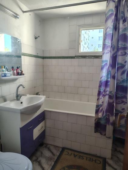 Apartament cu 3 camere semidecomandat în Ghencea