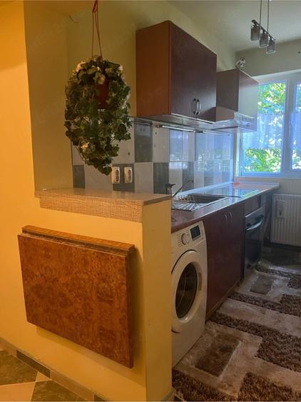 Apartament cu 3 camere semidecomandat în Exterior Vest