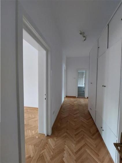 Apartament cu 5 camere semidecomandat, mobilat în Central