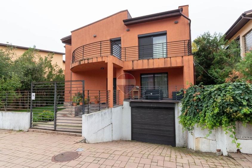 Casă individuală cu 6 camere cu Teren 607 Mp în Central