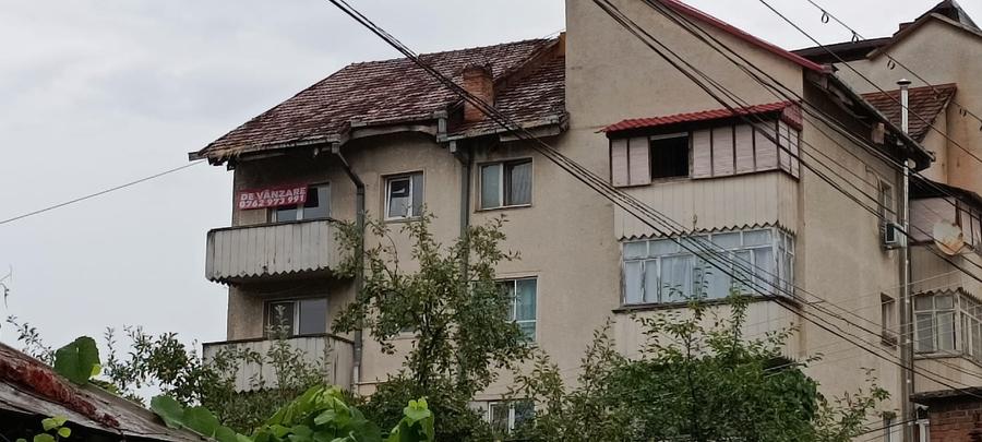 Apartament cu 4 camere decomandat în Barza