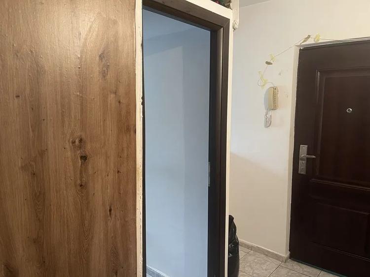 Apartament cu 3 camere semidecomandat, mobilat în Zimbru