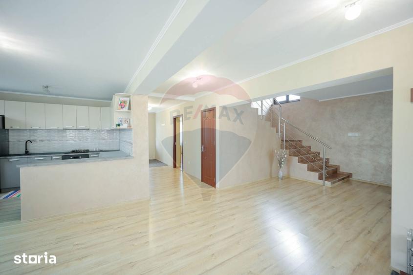 Casă cu 7 camere cu Teren 600 Mp în Sânmartin