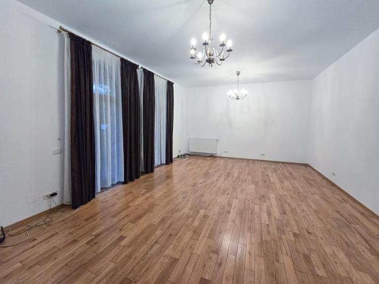 Casă cu 7 camere cu Teren 500 Mp în Unirii