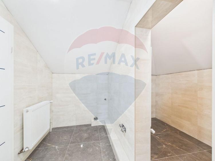 Casă individuală cu 11 camere cu Teren 5134 Mp în Gruiu