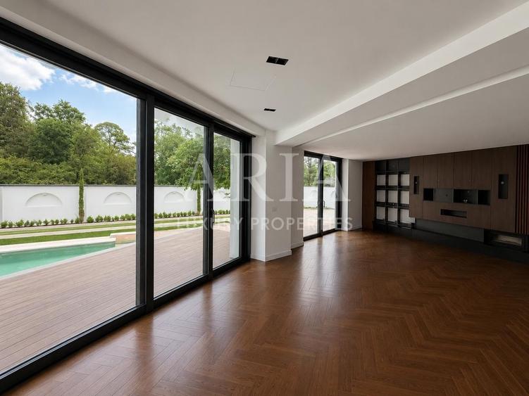 Casă cu 10 camere cu Piscina în Băneasa