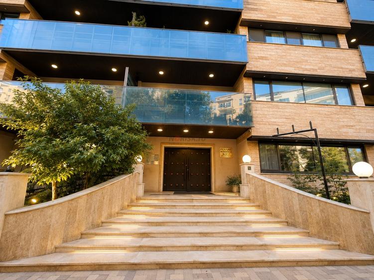 Apartament cu 4 camere decomandat, mobilat în Herăstrău