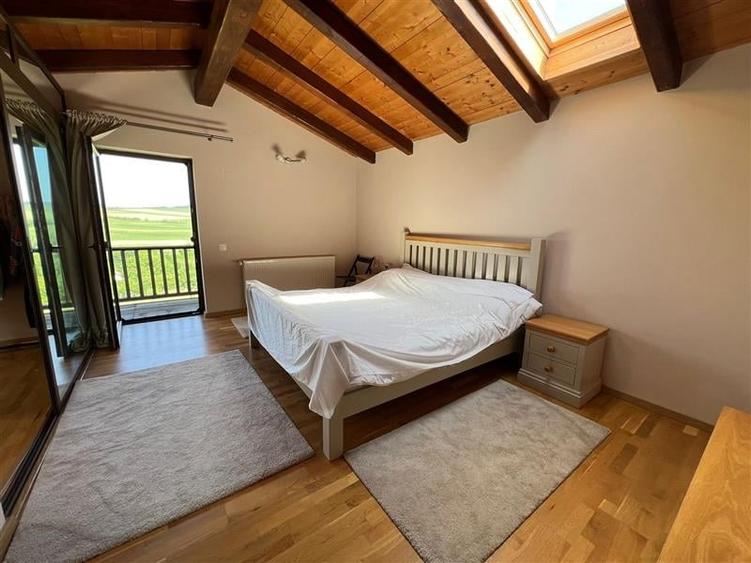 Casă individuală cu 6 camere cu Teren 46000 Mp în Herghelia