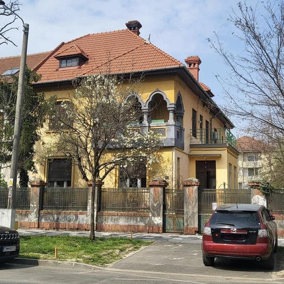 Casă cu 6 camere cu Teren 568 Mp în Central
