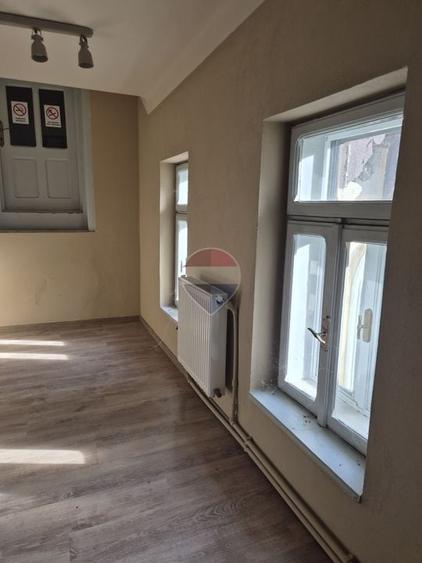 Casă individuală cu 21 camere cu Teren 966 Mp în Central