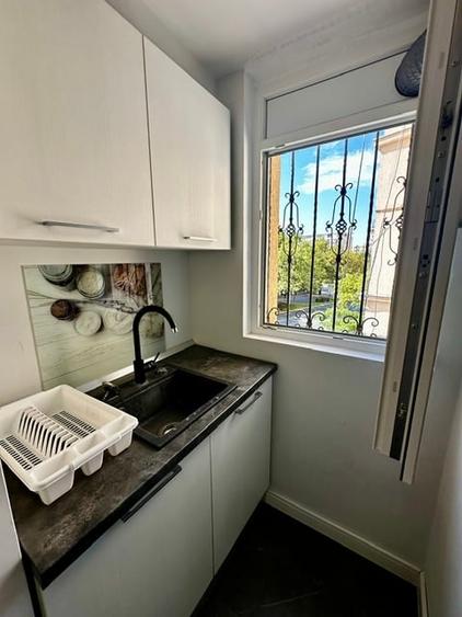 Apartament cu 3 camere semidecomandat în Calea Victoriei