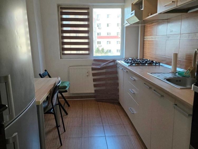 Apartament cu 3 camere semidecomandat în Berceni