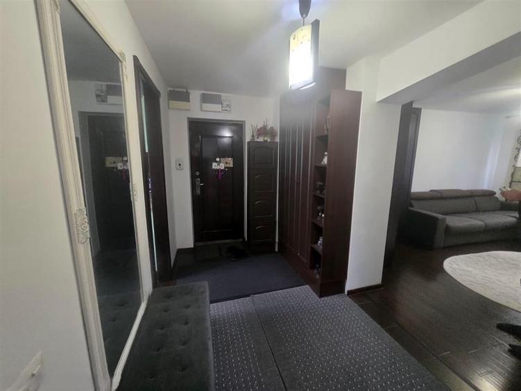 Apartament cu 3 camere semidecomandat, mobilat în Ultracentral