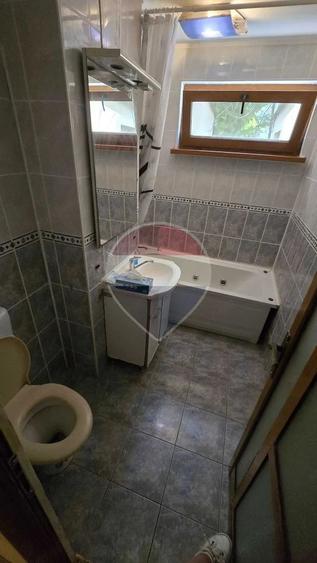 Apartament cu 3 camere decomandat în Podu Roș