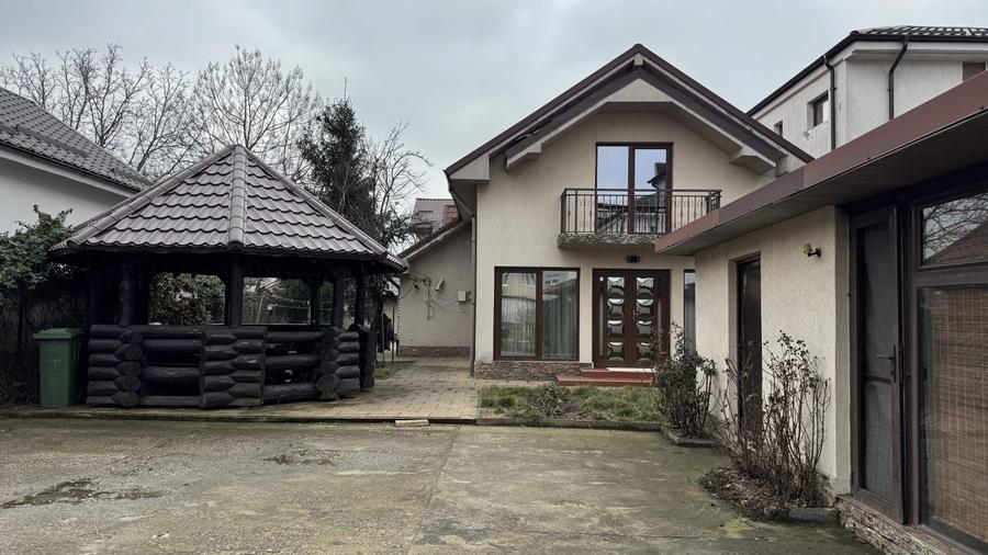 Casă individuală cu 6 camere cu Canalizare în Central