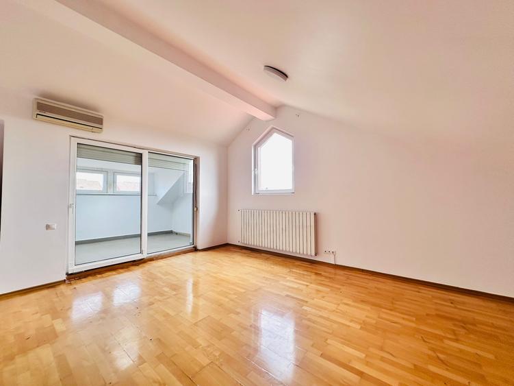 Duplex cu 6 camere cu Canalizare în Central