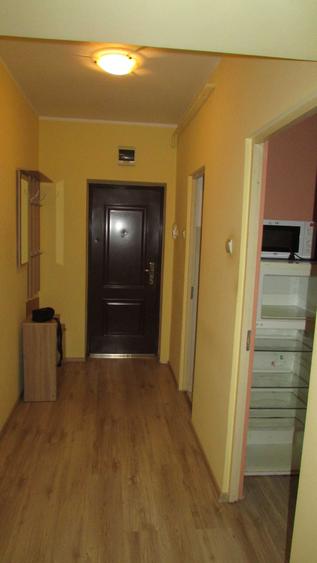 Apartament cu 3 camere semidecomandat în Zăvoi