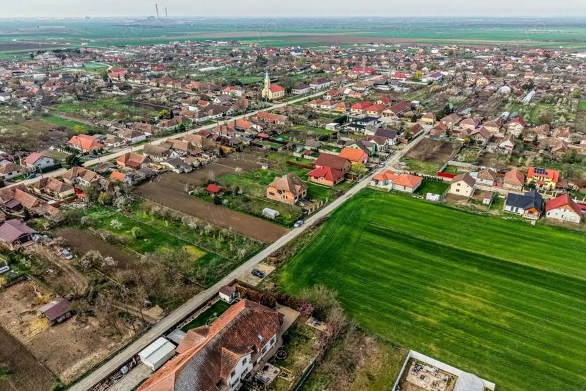 Casă cu 6 camere cu Teren 831 Mp în Zimandcuz