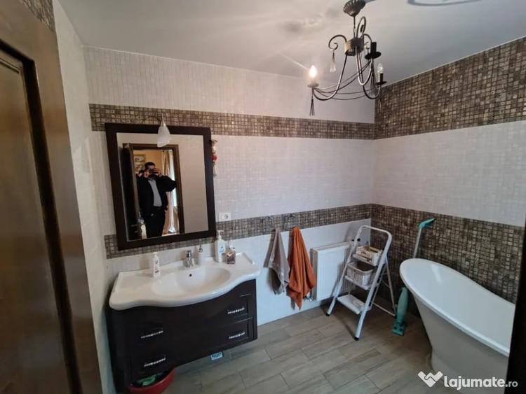 Apartament cu 3 camere semidecomandat, mobilat în Ultracentral