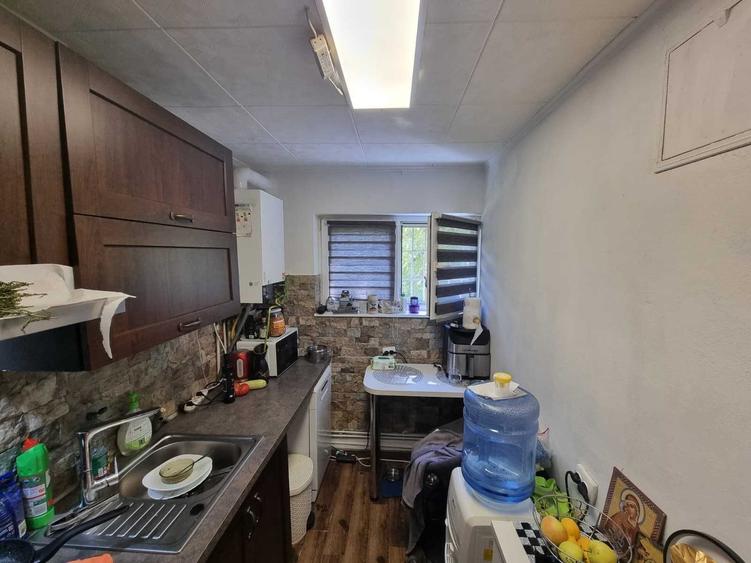 Apartament cu 3 camere semidecomandat în Calea București