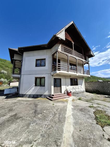 Casă cu 6 camere cu Teren 3329 Mp în Central
