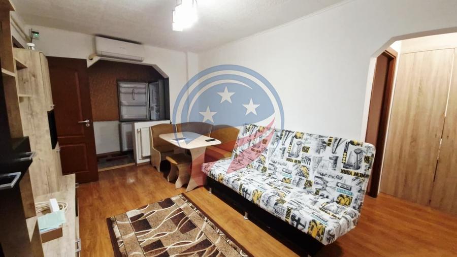 Apartament cu 3 camere semidecomandat, mobilat în Craiovița Nouă