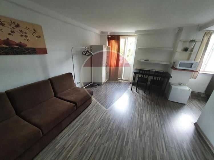 Apartament cu 4 camere semidecomandat în P-ța Unirii