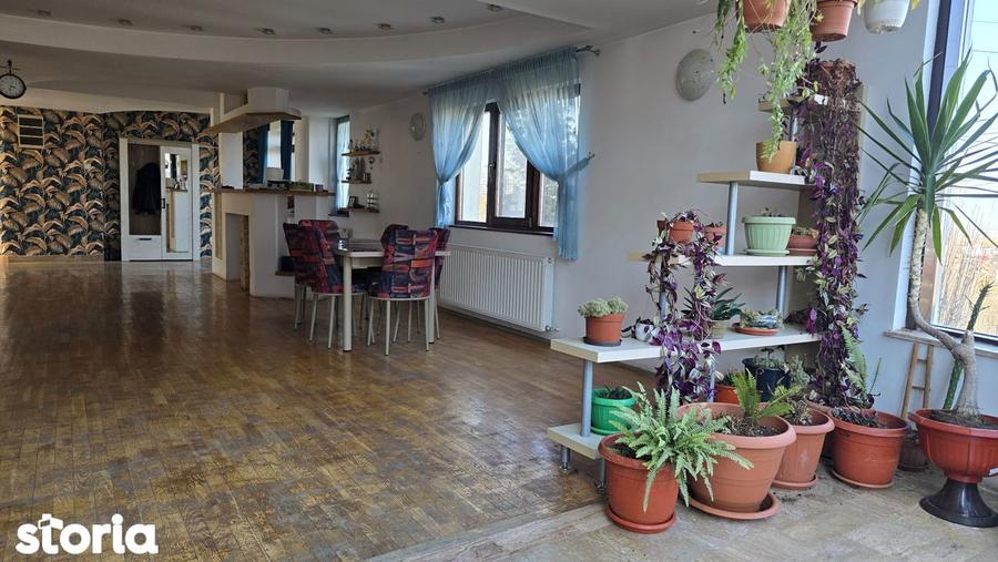 Casă cu 5 camere cu Teren 900 Mp în Zăvoi