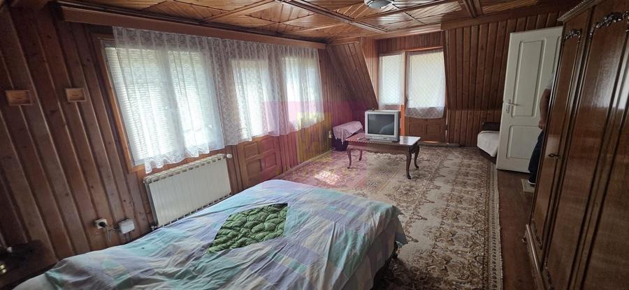 Casă individuală cu 9 camere cu Canalizare în Nord