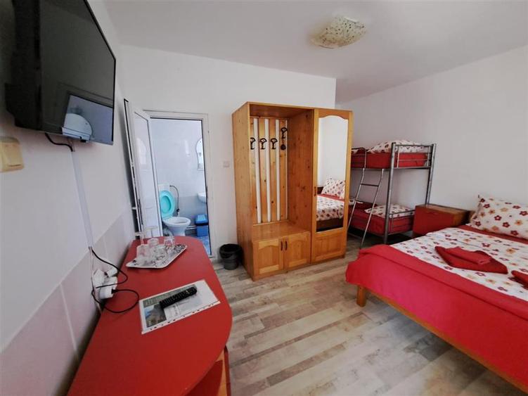 Casă individuală cu 6 camere cu Canalizare în Sud
