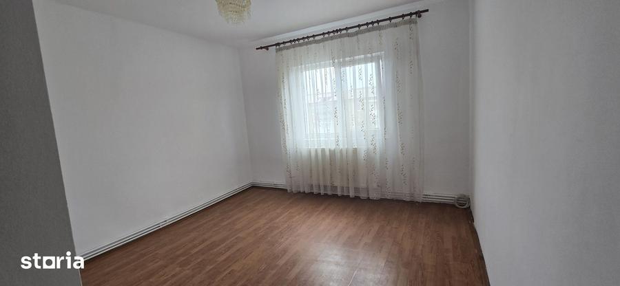 Apartament cu 3 camere în Micro 6