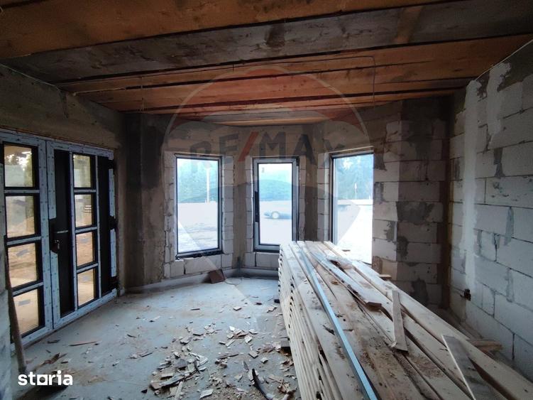 Casă cu 8 camere cu Teren 1000 Mp în Poiana Stampei