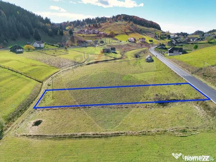 Teren de 4000 mp, în Fundata
