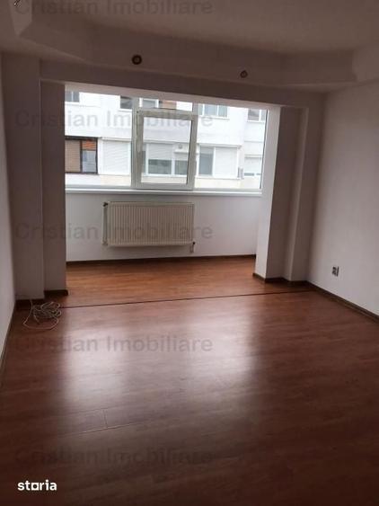 Apartament cu 3 camere decomandat în Obor