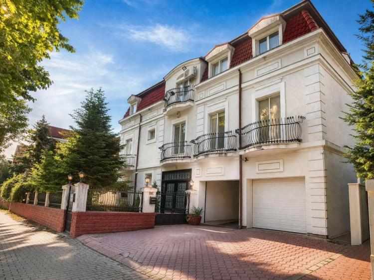 Casă individuală cu 8 camere cu Canalizare în Pipera