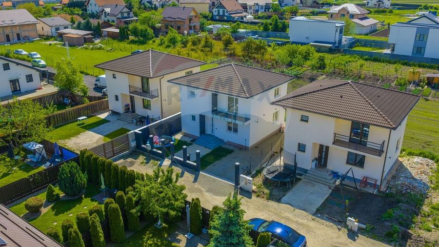Casă individuală cu 4 camere cu Teren 658 Mp în Stupini