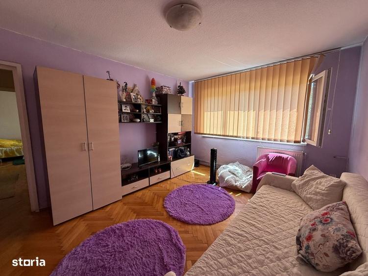 Apartament cu 3 camere semidecomandat în Cetății