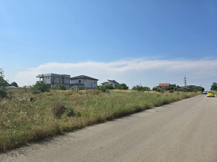 Teren Construcții intravilan de 770 mp, în Lazu