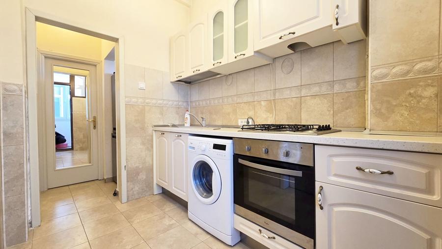 Apartament cu 3 camere semidecomandat în P-ța Unirii