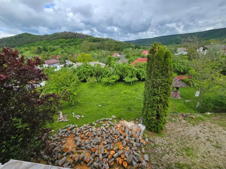 Casă cu Teren 1210 Mp în Mălureni