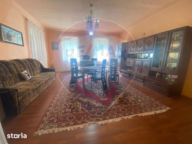 Casă cu 7 camere cu Teren 2522 Mp în Brateiu
