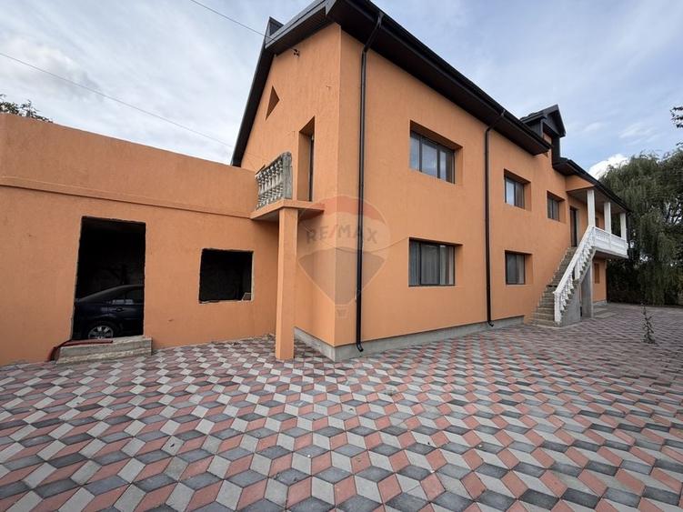 Casă individuală cu 8 camere cu Canalizare în Vulturu
