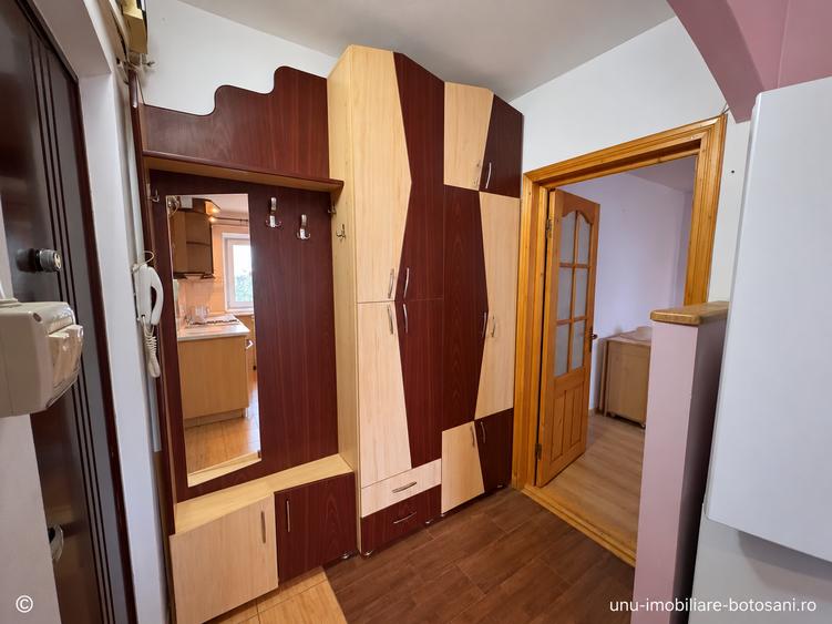 Apartament cu 3 camere semidecomandat în Central