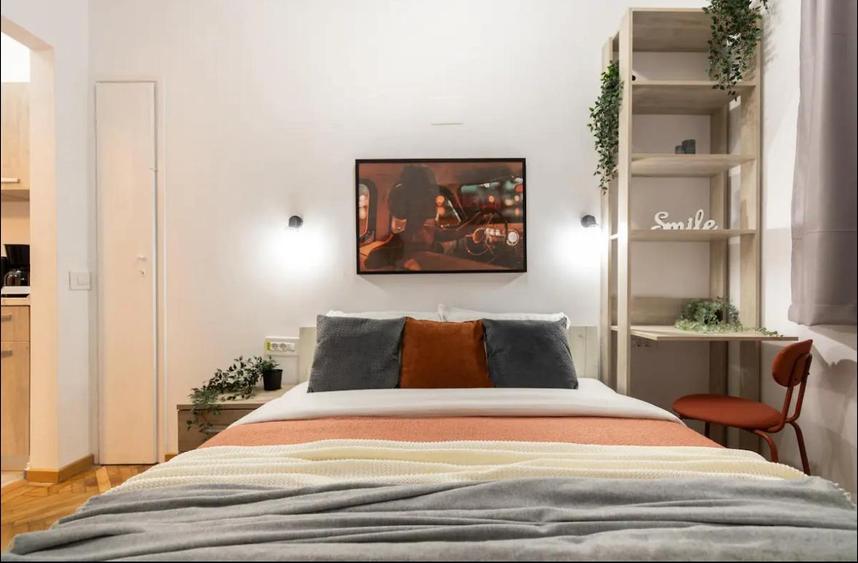 Apartament cu 3 camere semidecomandat în P-ța Romană