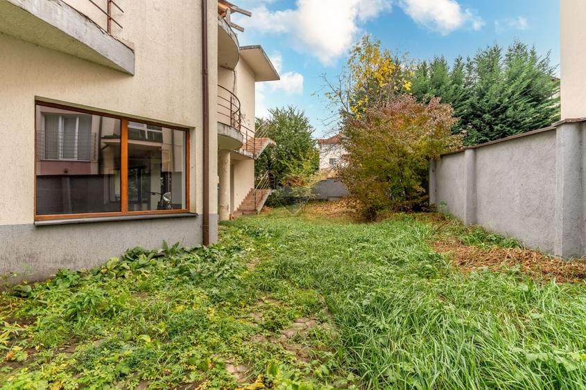 Casă individuală cu 8 camere cu Teren 760 Mp în Europa